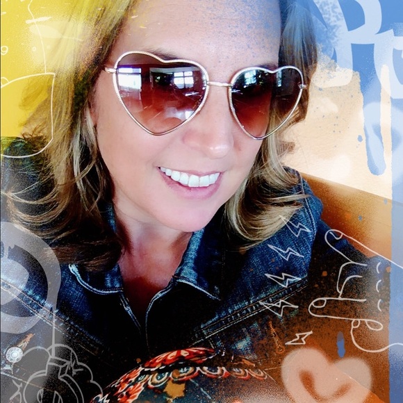 Profile Picture of Andrea Chaffey (@andreasb2bu) on Poshmark