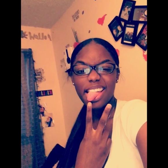 Profile Picture of Amaya Mikler (@amayam898) on Poshmark