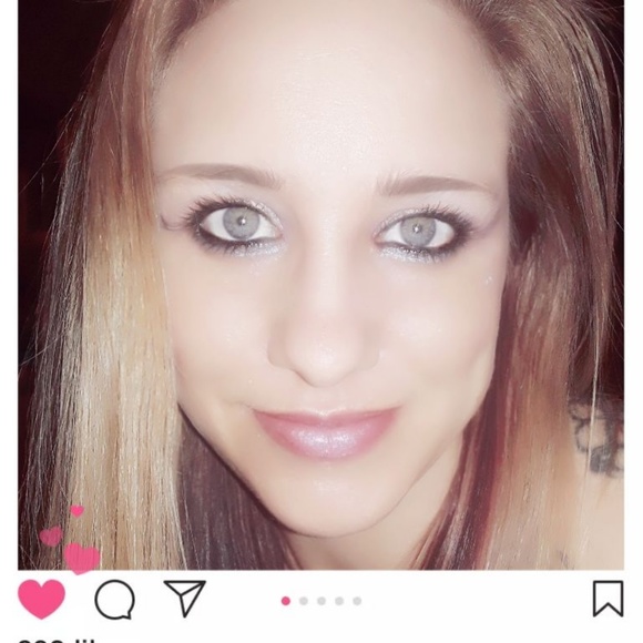 Profile Picture of Julianna Jacobs (@juliannajacobs) on Poshmark