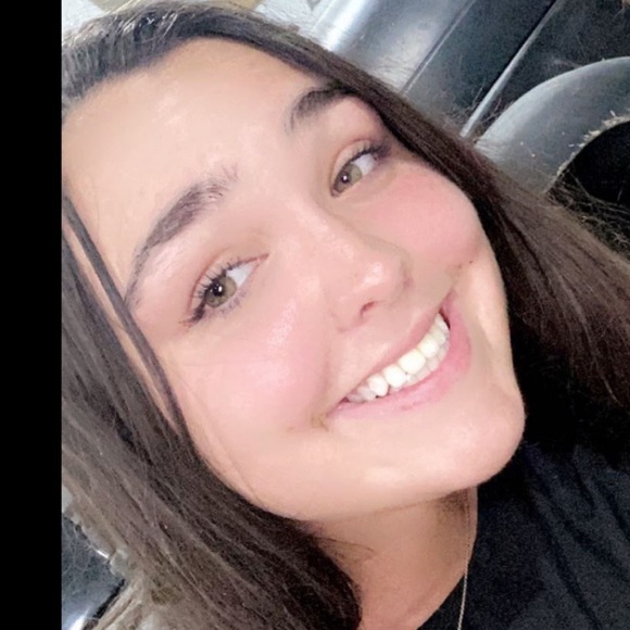 Profile Picture of Julianna Cantrell (@juliannacantrel) on Poshmark