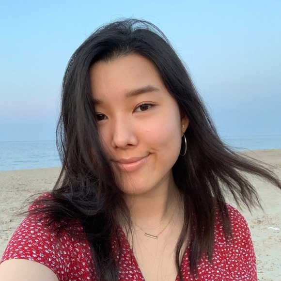 Profile Picture of Julia Hong (@juliaaajh) on Poshmark