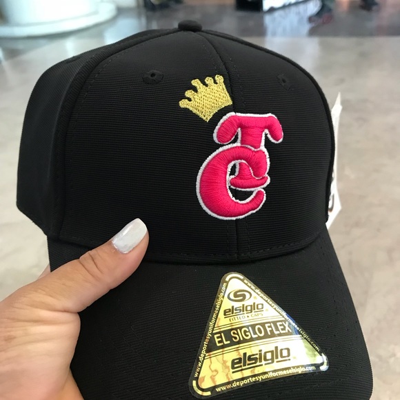 Profile Picture of Rosa Ulloa (@rosaulloa) on Poshmark