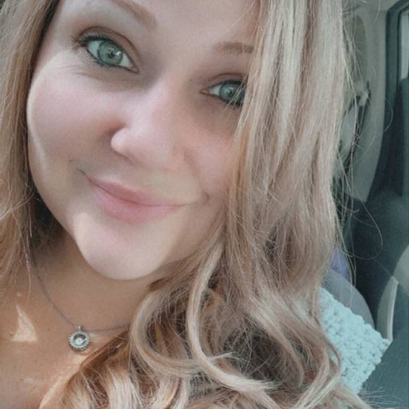 Profile Picture of Alecia Goodman (@alecia212) on Poshmark