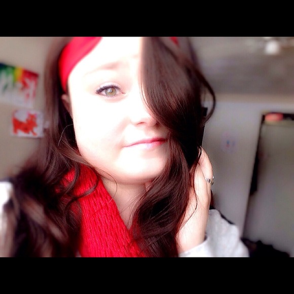 Profile Picture of Zoe Hurst (@zoebear16) on Poshmark