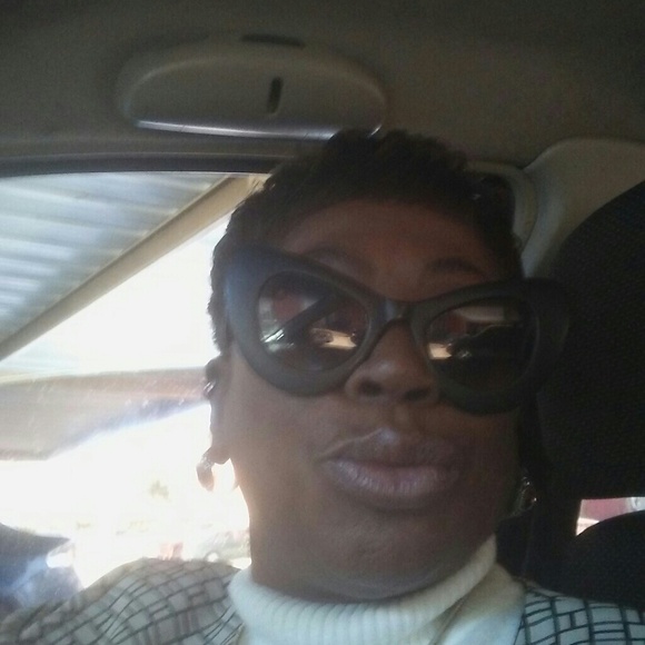 Profile Picture of Pamela Piper (@lovelylady_123) on Poshmark
