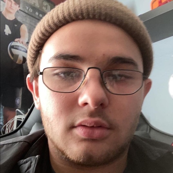 Profile Picture of Zachary Currier (@zachary_currier) on Poshmark