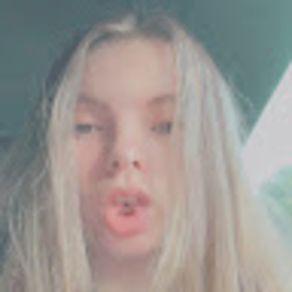 Profile Picture of Jenna Vossler (@jennavossler) on Poshmark