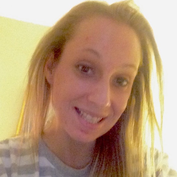 Profile Picture of Sara Miedaner (@wrigs1026) on Poshmark