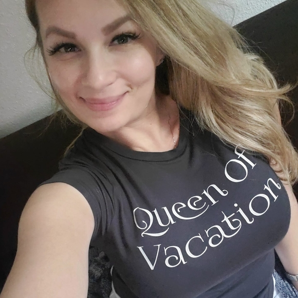 Profile Picture of Lori Robles (@lorann27) on Poshmark