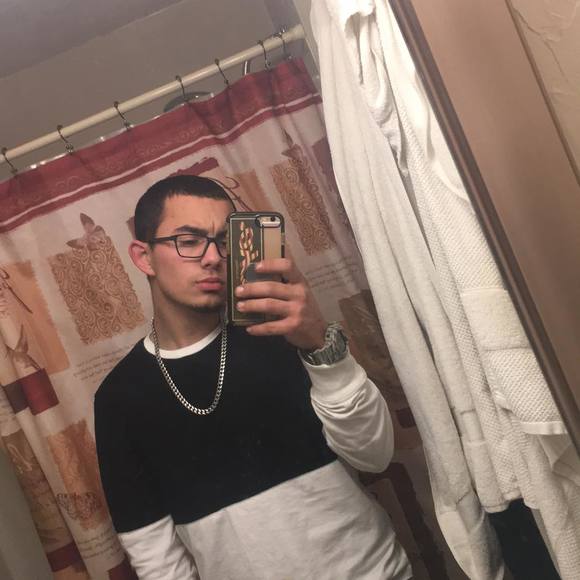 Profile Picture of Chris Cunha (@chris3452) on Poshmark