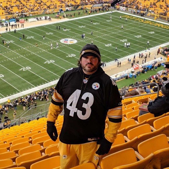 Profile Picture of Michael Cournoyer (@mccournoyer) on Poshmark