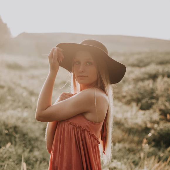 Profile Picture of Hayley Milner (@leem02) on Poshmark