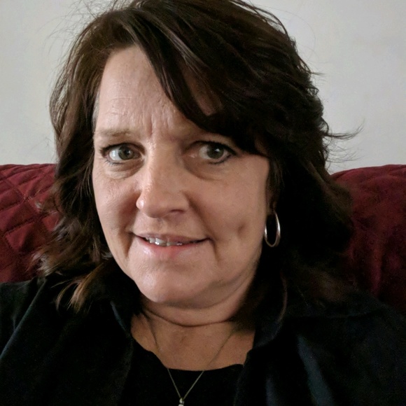 Profile Picture of Tina Tolliver (@thawk1114) on Poshmark