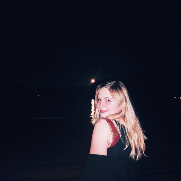 Profile Picture of Ruth Hartmann (@ruthnhart) on Poshmark