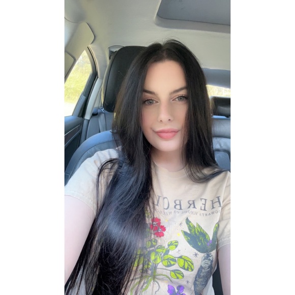 Profile Picture of Holly Deanna (@love2sell364) on Poshmark