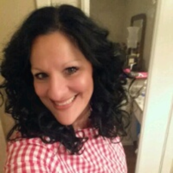 Profile Picture of Eva Bruza (@eva_bruza) on Poshmark