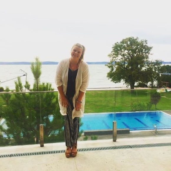 Profile Picture of Imogen Fairs (@imogen_f) on Poshmark
