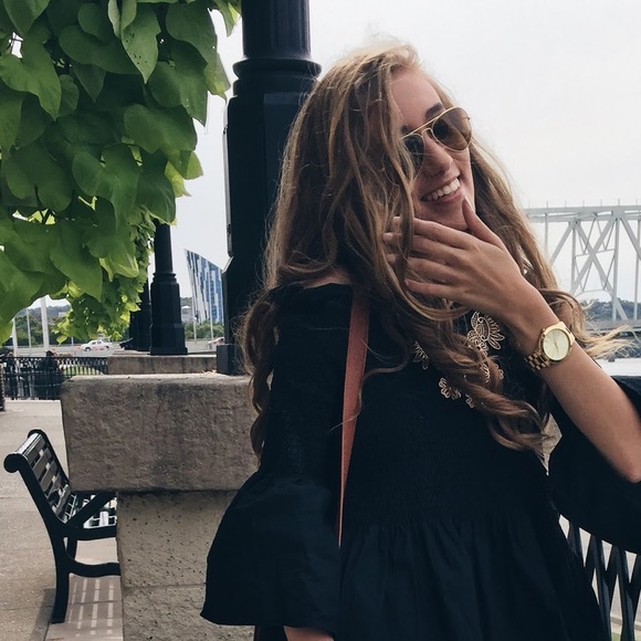 Profile Picture of Danielle Lauer (@danlau201777) on Poshmark