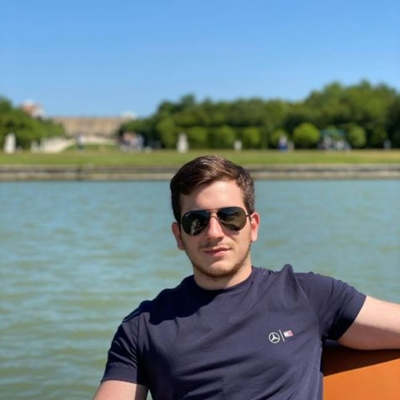 Profile Picture of Julian Morelli (@juli_morelii) on Poshmark
