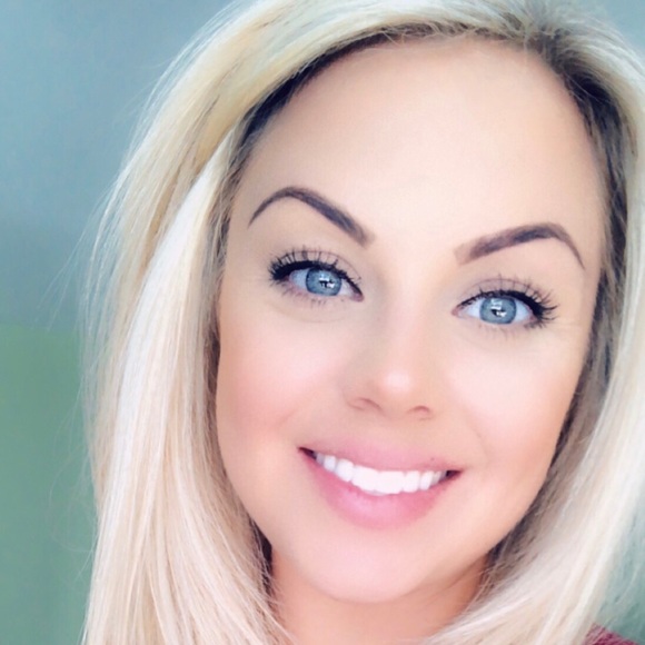 Profile Picture of Kimberly Silverthorn (@kimberlysilvert) on Poshmark