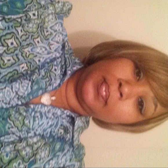 Profile Picture of Senora Moore (@uniqueme38) on Poshmark