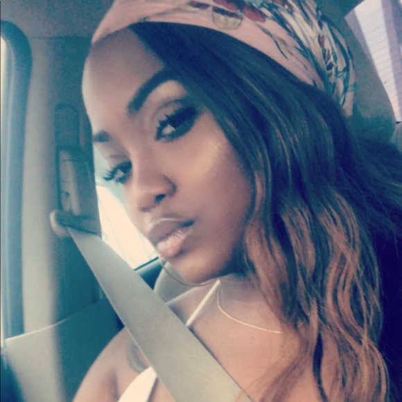 Profile Picture of Edwina Buffert (@zhanebuff) on Poshmark