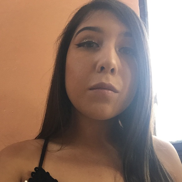 Profile Picture of Ana Valdovinos (@akvb1999) on Poshmark