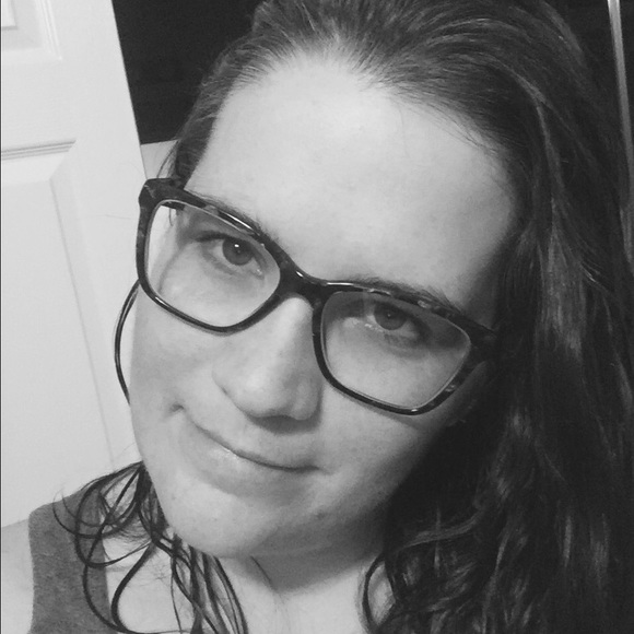 Profile Picture of Holly Sipley (@hollsarie83) on Poshmark