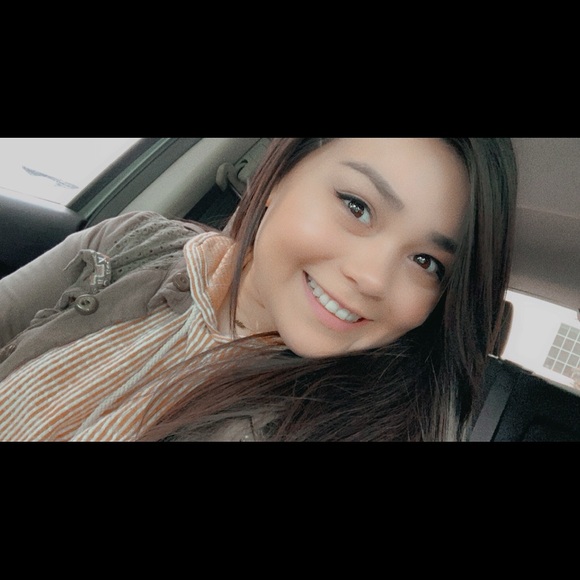Profile Picture of Mia Barrera (@miambarrera) on Poshmark