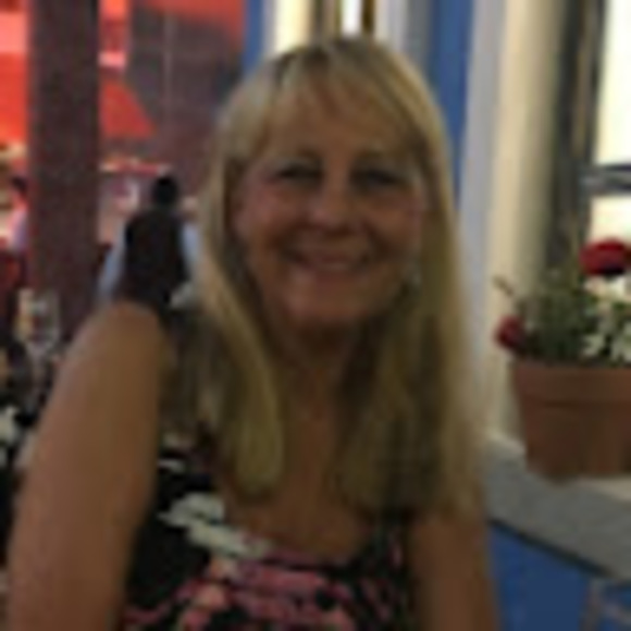 Profile Picture of Robbie Weadick (@robbiesjewels) on Poshmark