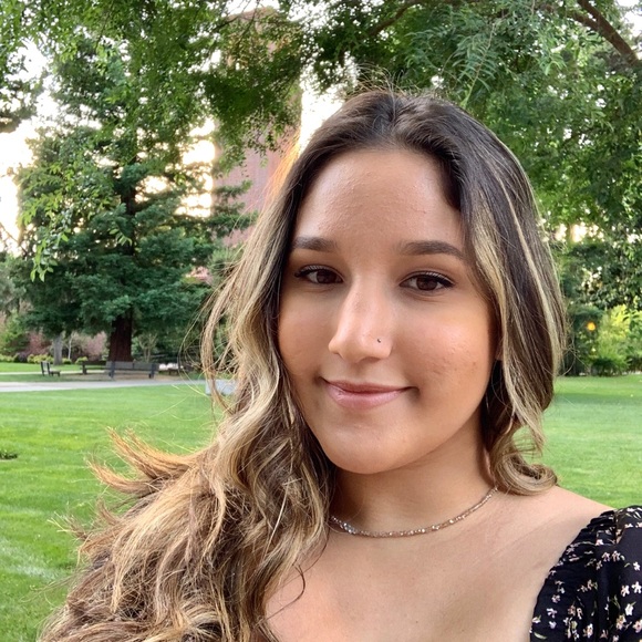 Profile Picture of Whitney Lelis (@whitneylelis) on Poshmark