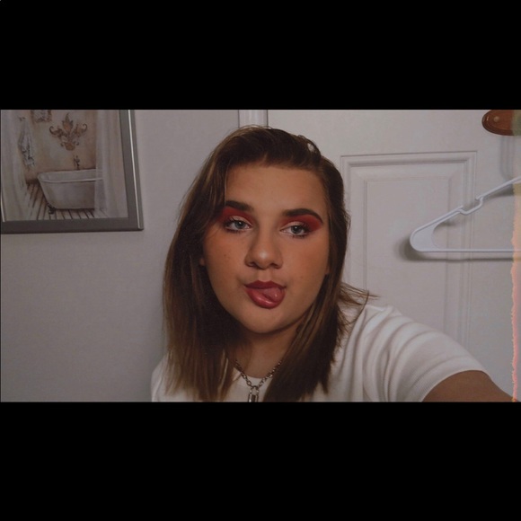 Profile Picture of Lauren Krumnow (@laurententacion) on Poshmark