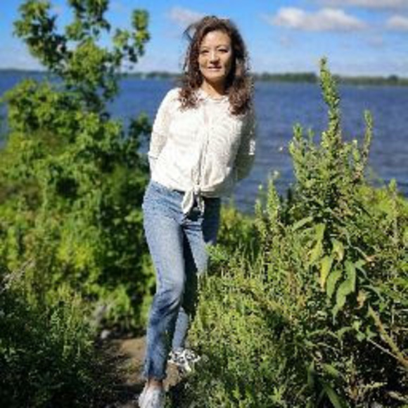 Profile Picture of Tina Zeng (@tinazeng585) on Poshmark