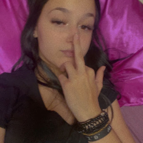 Profile Picture of Briana Crews (@breezysbackup06) on Poshmark