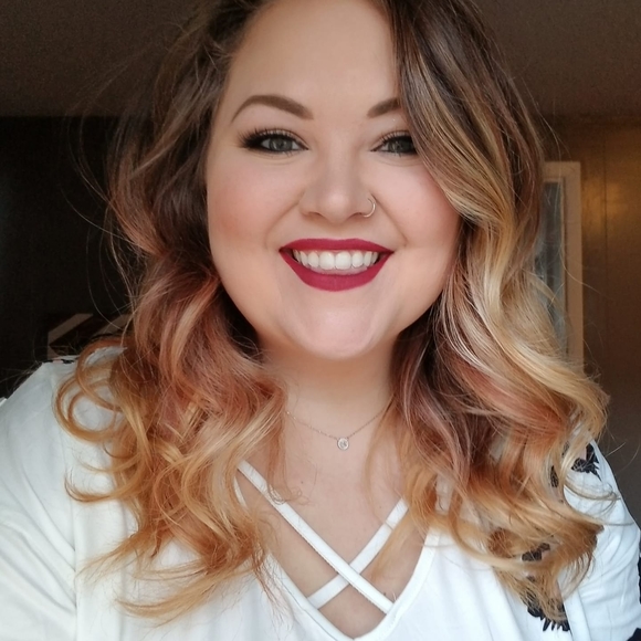 Profile Picture of Caitlyn Renyer (@cjrenyer23) on Poshmark