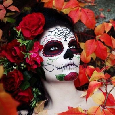 Profile Picture of Liana De La Rosa (@LianainBloom) on Twitter