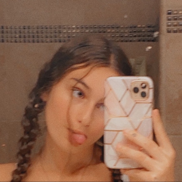 Profile Picture of Scarlett Stotter (@scarlettt914) on Poshmark