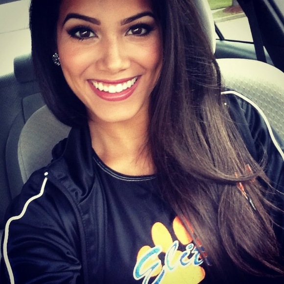 Profile Picture of Nicole Hidalgo (@nicolemariely) on Poshmark