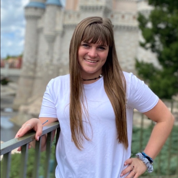 Profile Picture of Julia Surratt (@jsurratt19) on Poshmark