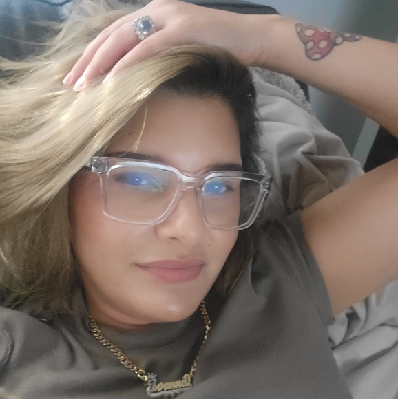 Profile Picture of Ivanna Moya (@ivannazu) on Poshmark