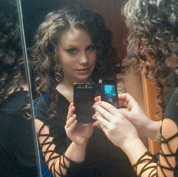 Profile Picture of Amanda Okiec (@amandalynn7799) on Poshmark