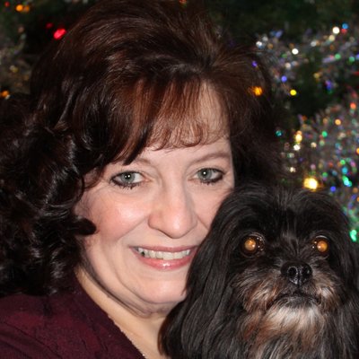 Profile Picture of Lora (@LoraHHess) on Twitter