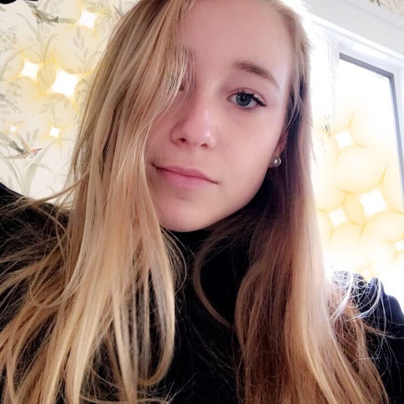 Profile Picture of Tess Barry (@tessbarry_) on Poshmark