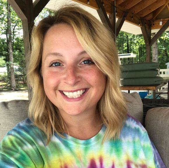 Profile Picture of Rachael Huesser (@ssweetheart) on Poshmark