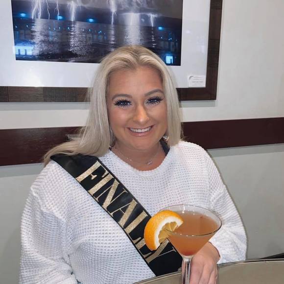 Profile Picture of Kelly Noser (@kelly_noser) on Poshmark