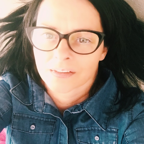 Profile Picture of Zsuzsanna Ujfalusi (@zfarsang) on Poshmark