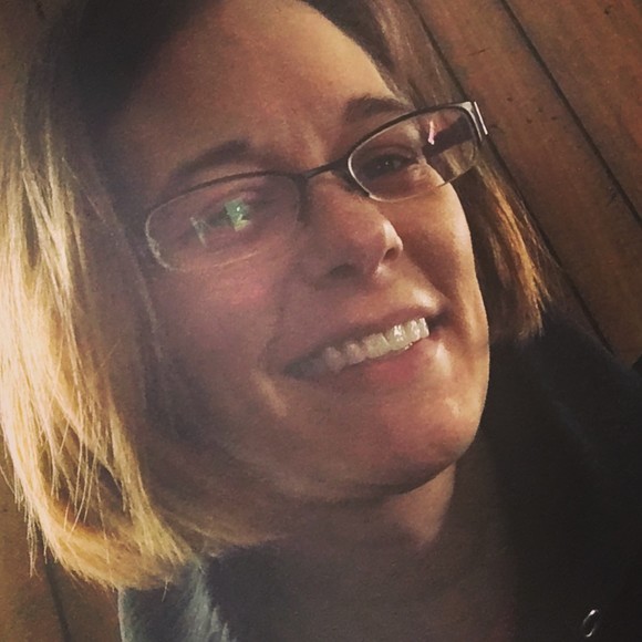 Profile Picture of Lisa Schroeder (@lisarieschroder) on Poshmark