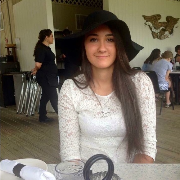 Profile Picture of Sarah Topping (@sctopping) on Poshmark