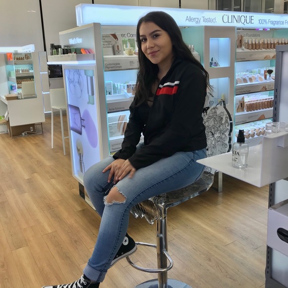Profile Picture of Vanessa Rosas (@vanessa_151) on Poshmark