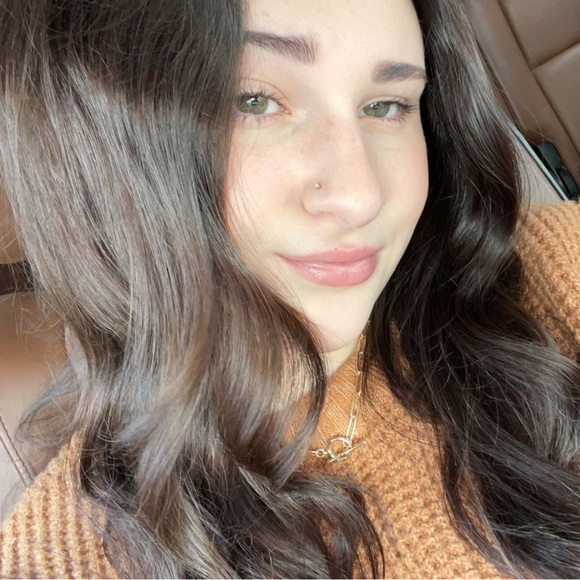Profile Picture of Kaegan Bailey (@kaeganleann) on Poshmark